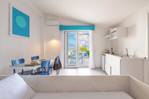 Căn hộ, 1 phòng ngủ, ban công, quang cảnh biển | Bộ trải giường bằng vải Frette của Ý, bộ đồ giường cao cấp 