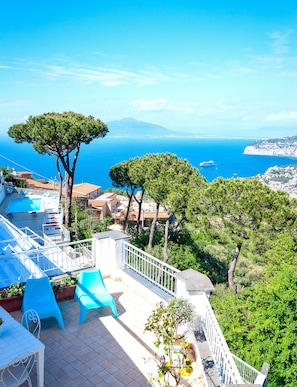 Piscine extérieure, chaises longues