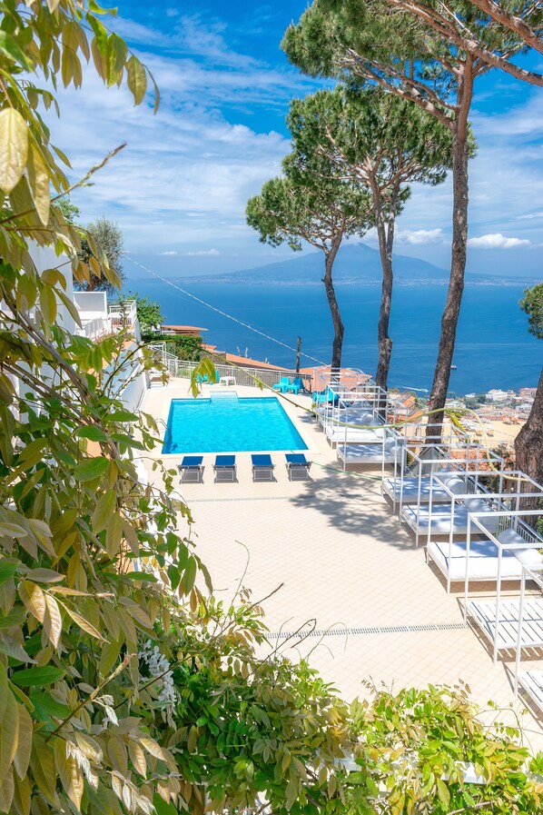 Piscine extérieure, chaises longues