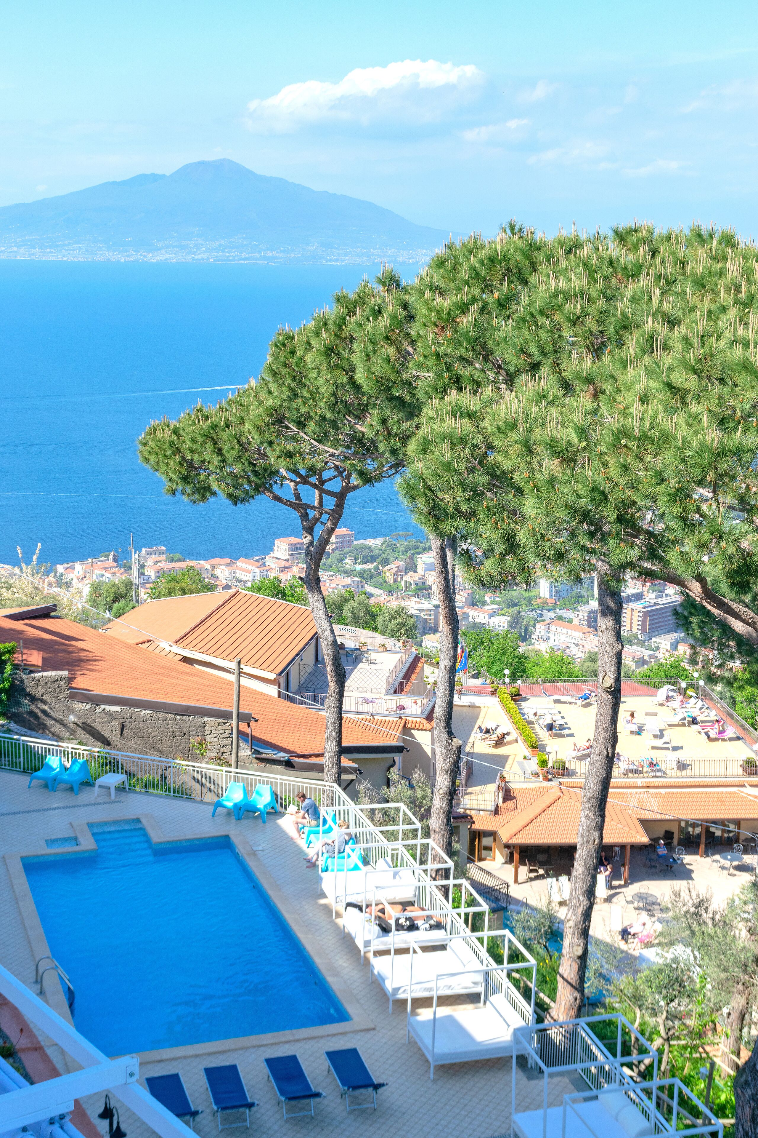 outdoor pool, open 8:00 am to 8:00 pm, pool loungers