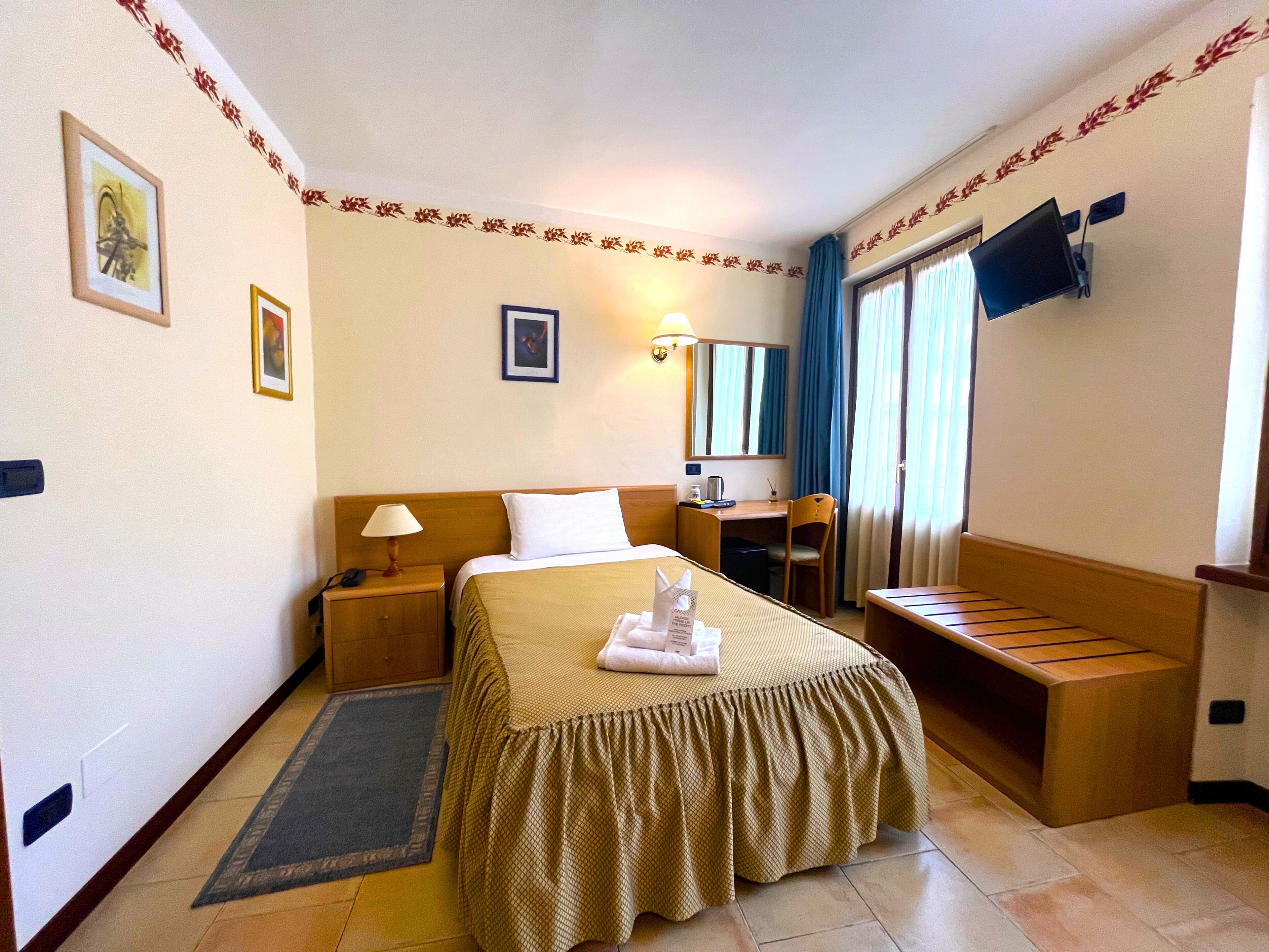 single room | minibar, in-room safe, desk, blackout curtains