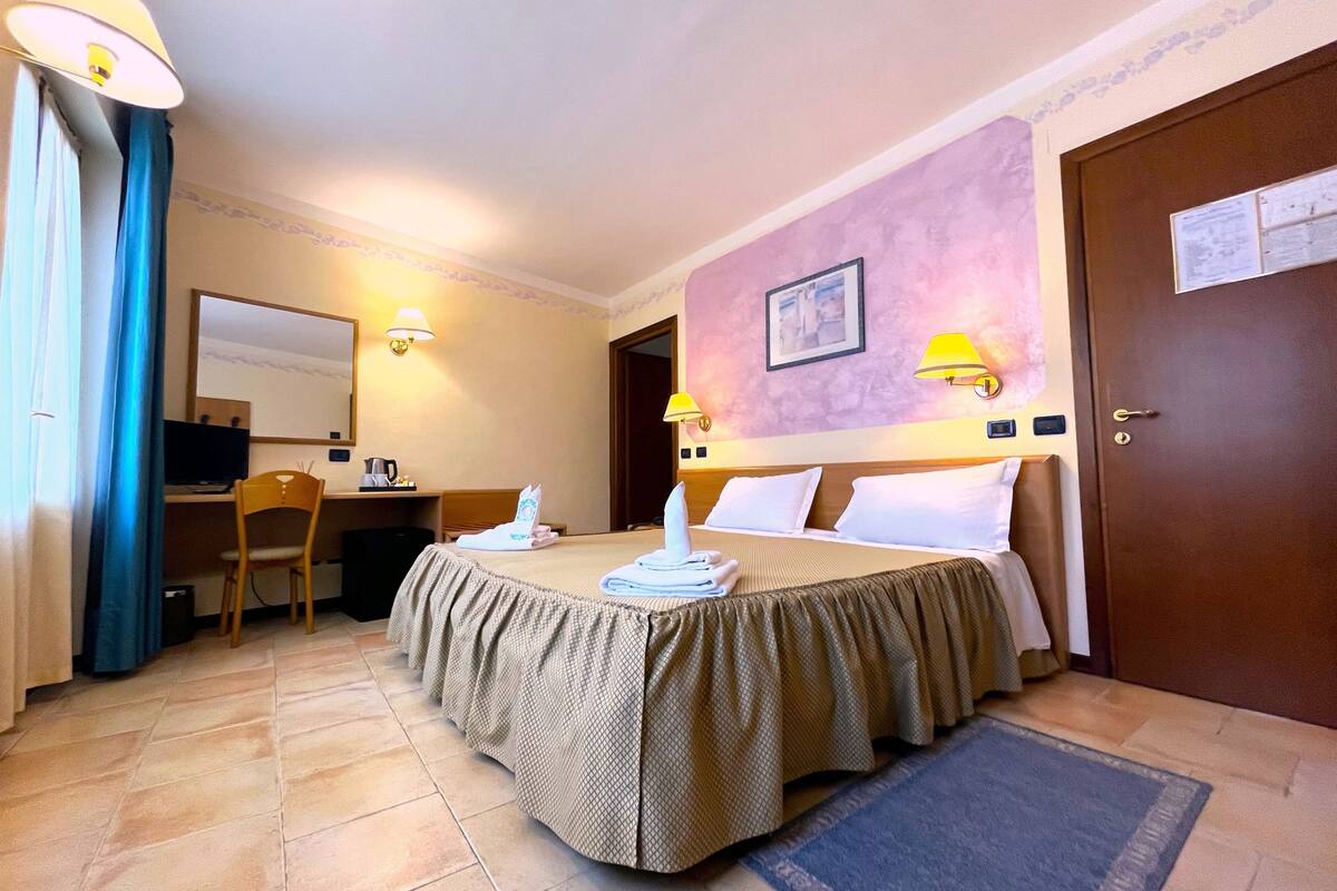 minibar, in-room safe, desk, blackout curtains