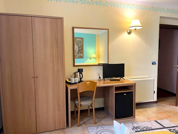 Minibar, in-room safe, desk, blackout curtains - Hotel Susa (Susa)