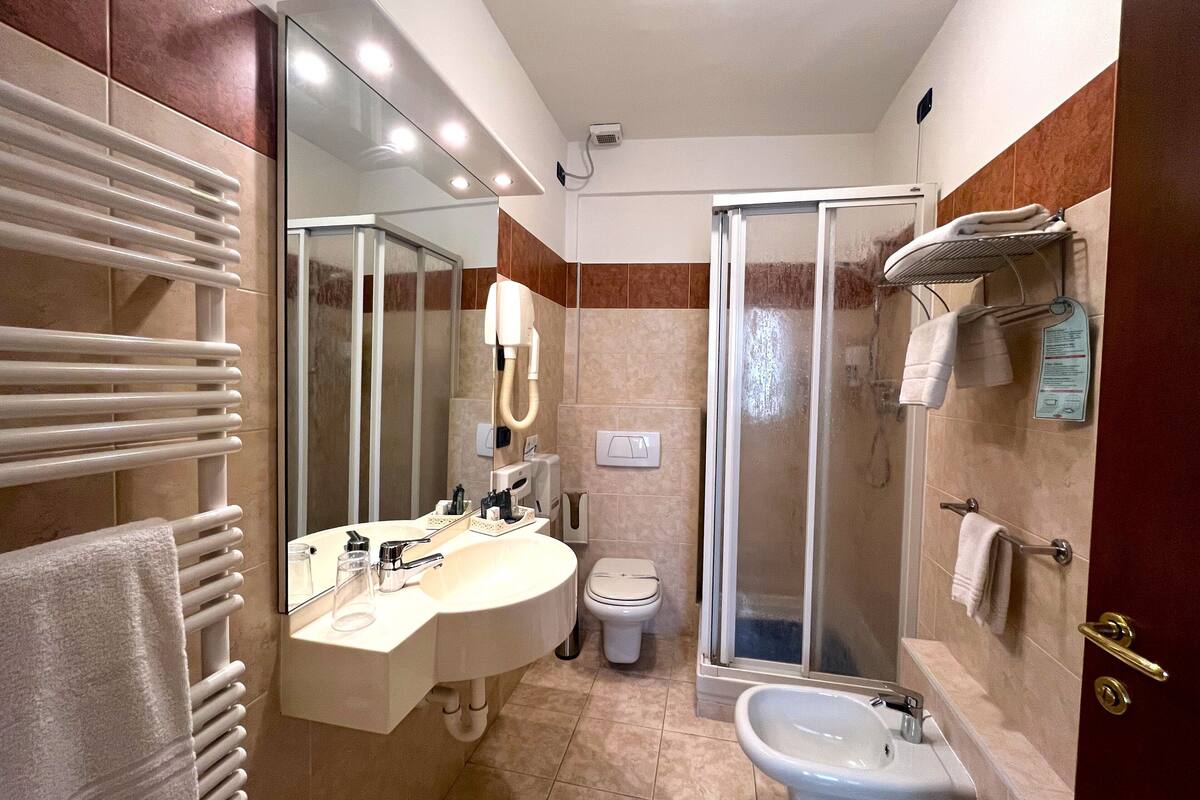 shower, rainfall showerhead, free toiletries, hair dryer