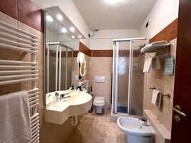 Shower, rainfall showerhead, free toiletries, hair dryer
