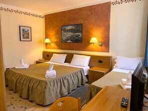 トリプルルーム | ミニバー、セーフティボックス (室内)、デスク、遮光カーテン