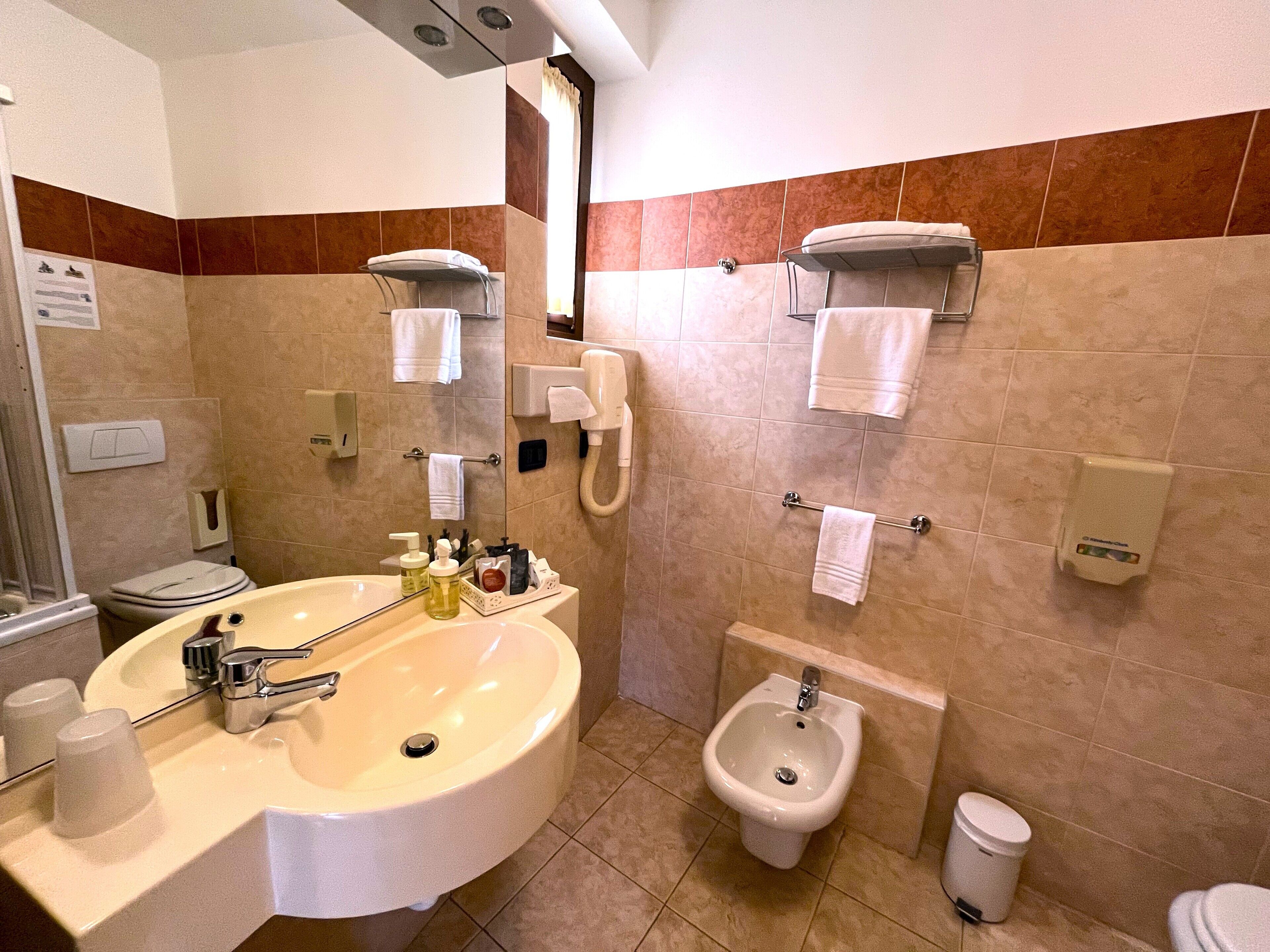 shower, rainfall showerhead, free toiletries, hair dryer