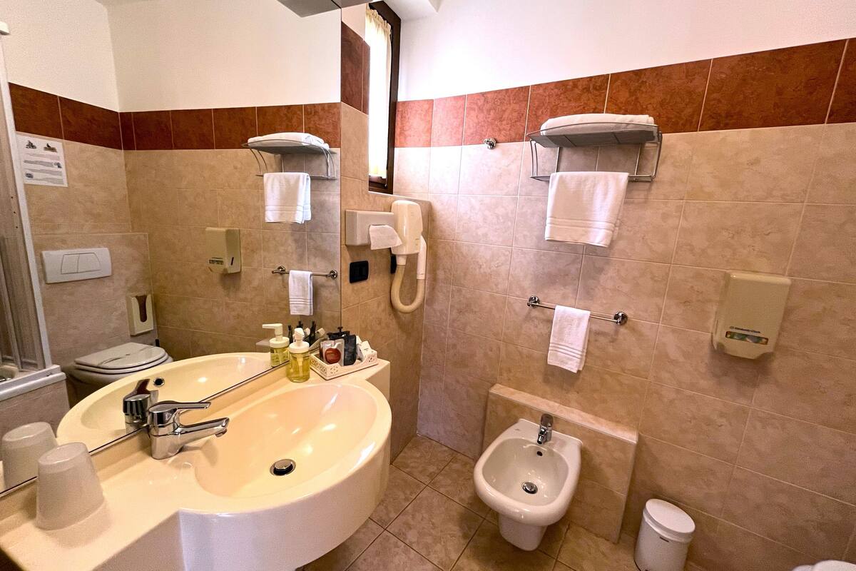 shower, rainfall showerhead, free toiletries, hair dryer