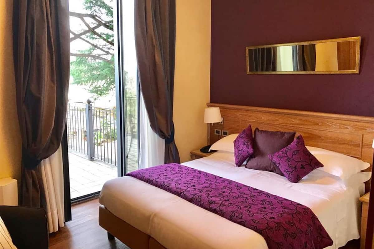 Studio Suite, 1 Queen Bed, Balcony, Garden View | Premium bedding, minibar, in-room safe, desk