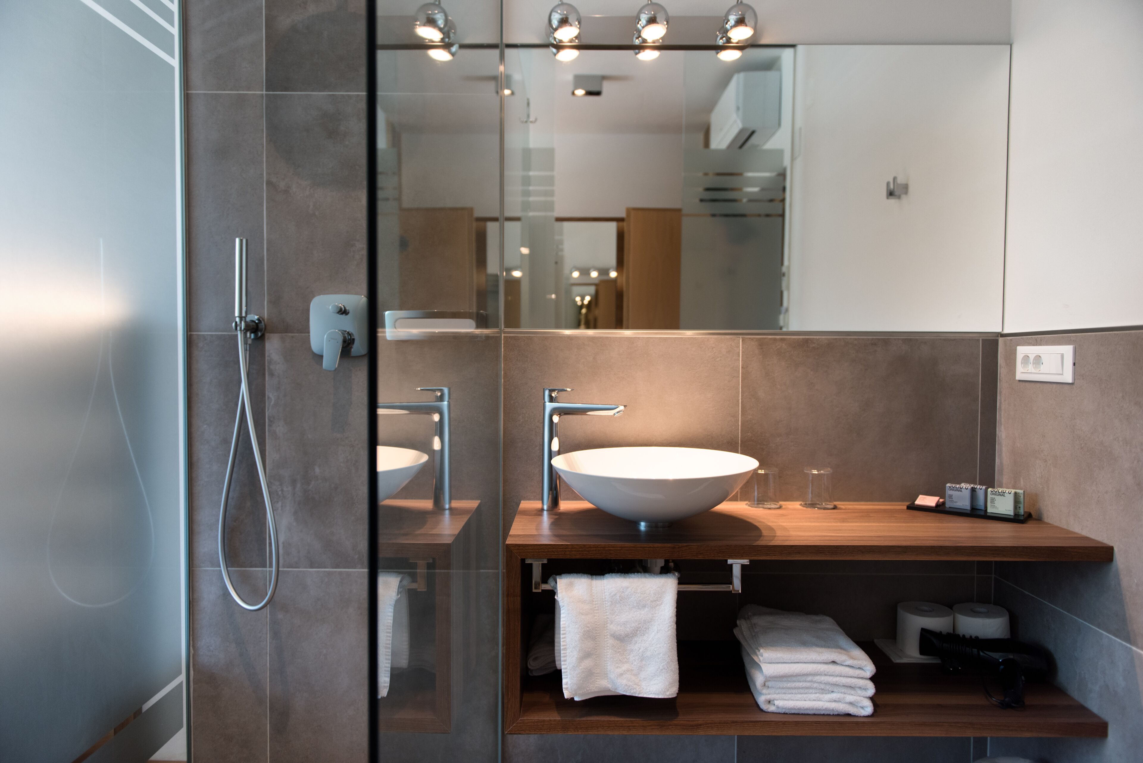 1 bedroom, hypo-allergenic bedding, down duvets, pillow-top beds