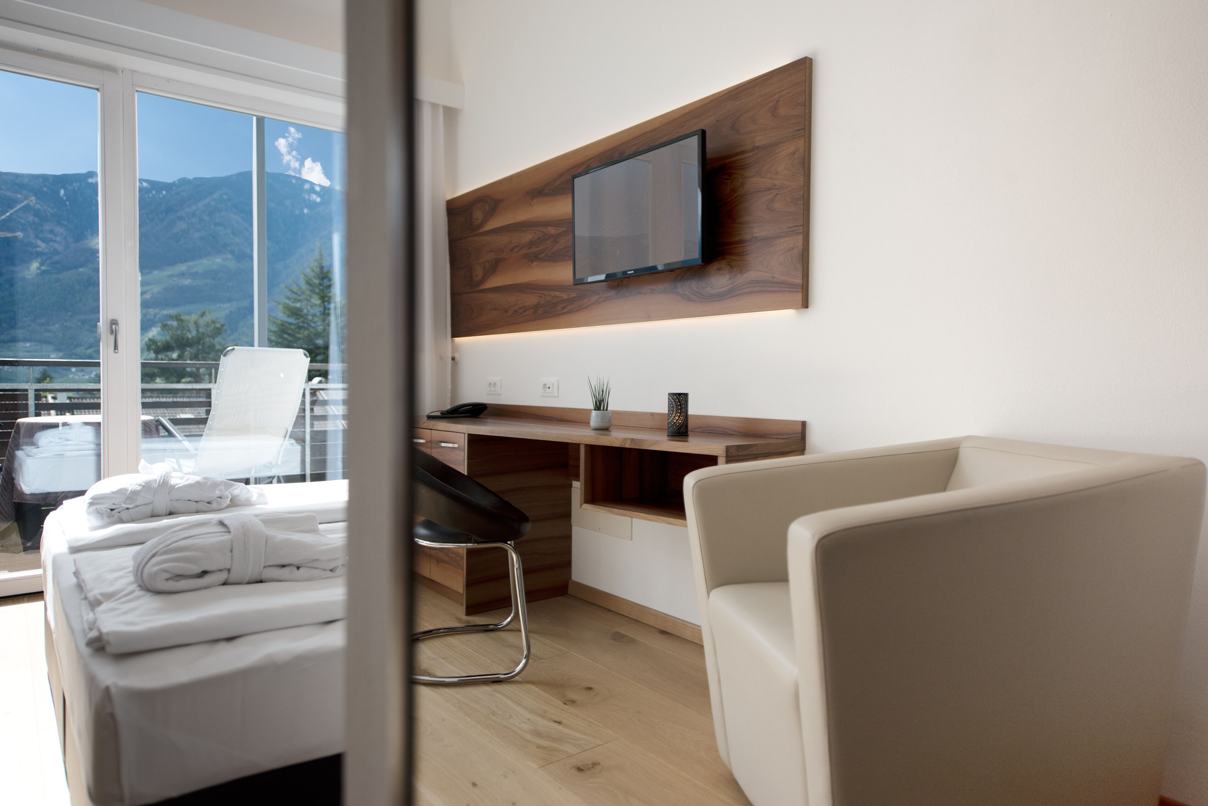 1 bedroom, hypo-allergenic bedding, down duvets, pillow-top beds