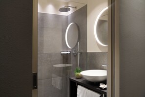Deluxe Double Room | Hypo-allergenic bedding, down duvets, pillow-top beds, minibar - Hotel Ladurner (Merano)