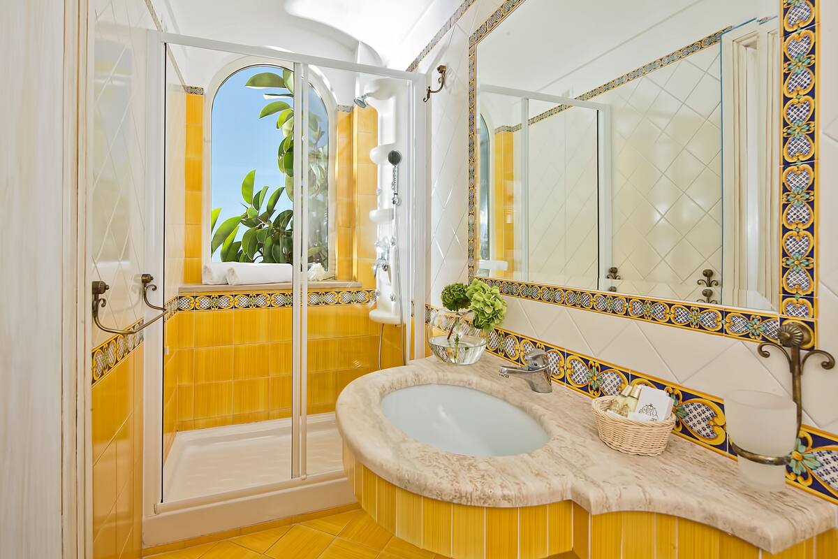 deluxe double or twin room, terrace, sea view | bathroom | hydromassage showerhead, free toiletries, hair dryer, bathrobes