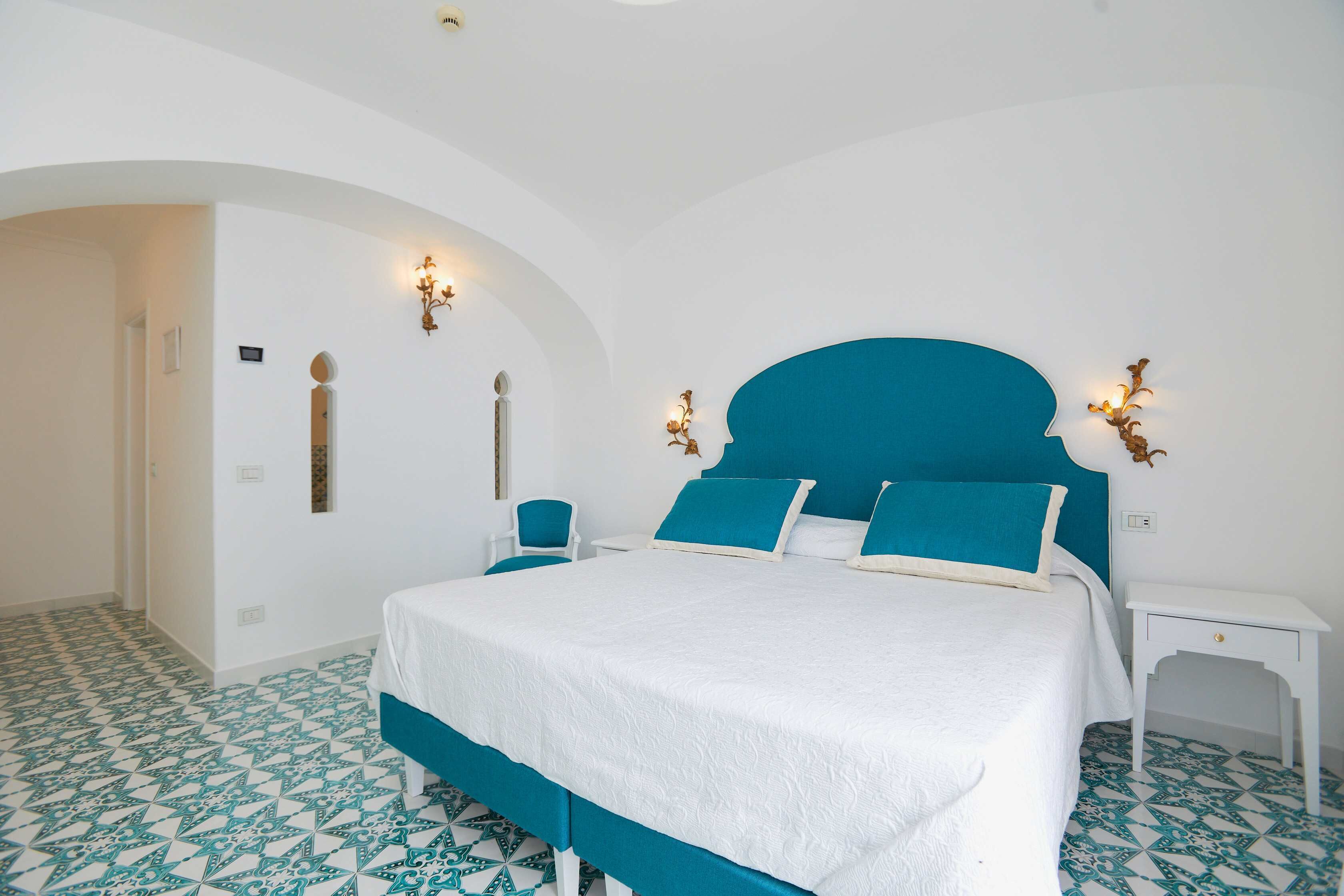 Kahden hengen deluxe-huone (yksi tai kaksi sänkyä), terassi, merinäköala | Italialaiset Frette-lakanat, ylelliset vuodevaatteet