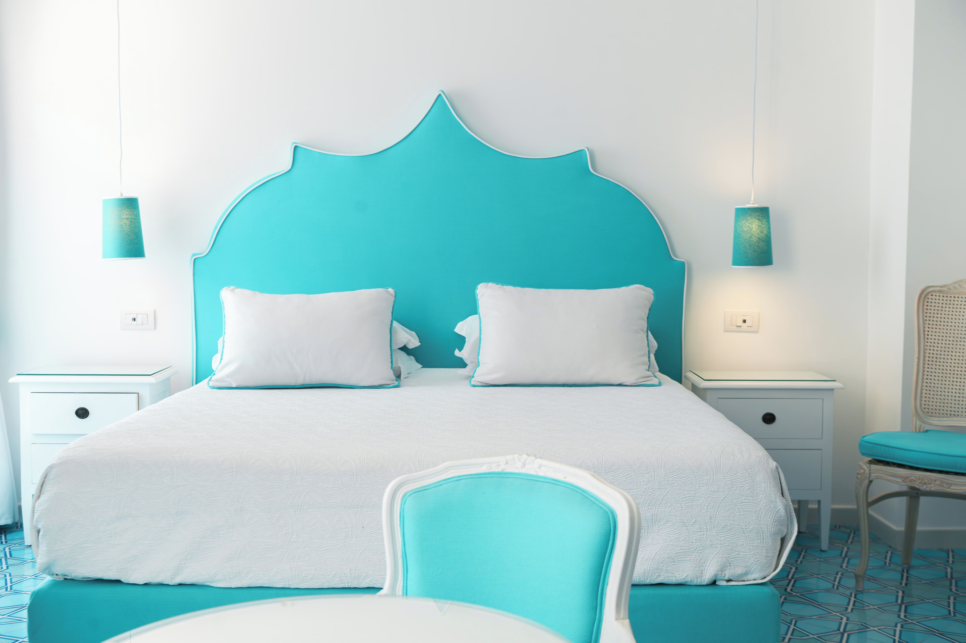 Charming Suite | 意大利 Frette 床单、高档床上用品、记忆海绵床垫、迷你吧