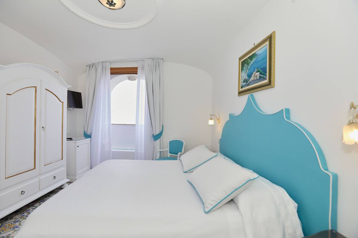 Standard-Doppel- oder -Zweibettzimmer, Meerblick | Betten mit Memory-Foam-Matratzen, Minibar, Zimmersafe