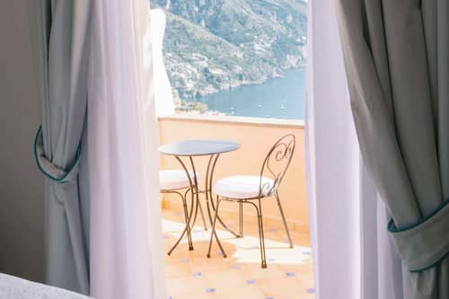 Chambre Deluxe double ou avec lits jumeaux, terrasse, vue sur la mer | Draps italiens de Frette, literie de qualité