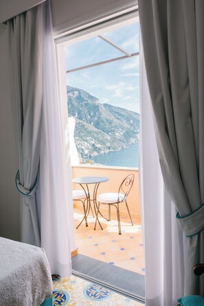 Deluxe-Doppel- oder -Zweibettzimmer, Terrasse, Meerblick | Betten mit Memory-Foam-Matratzen, Minibar, Zimmersafe