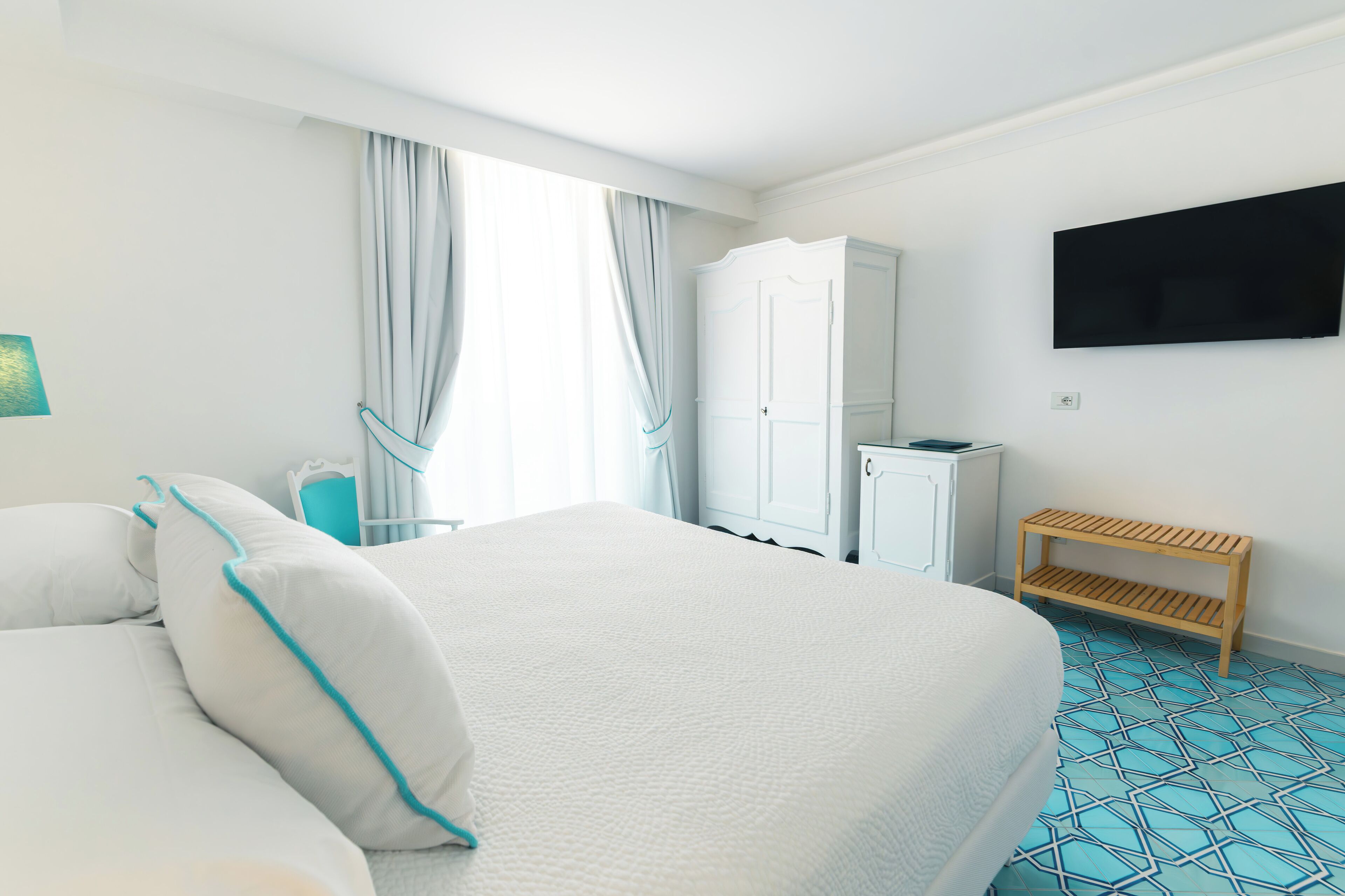 Standard-Doppel- oder -Zweibettzimmer, 1 Schlafzimmer, Klimaanlage, Meerblick | Italienische Bettbezüge von Frette, hochwertige Bettwaren