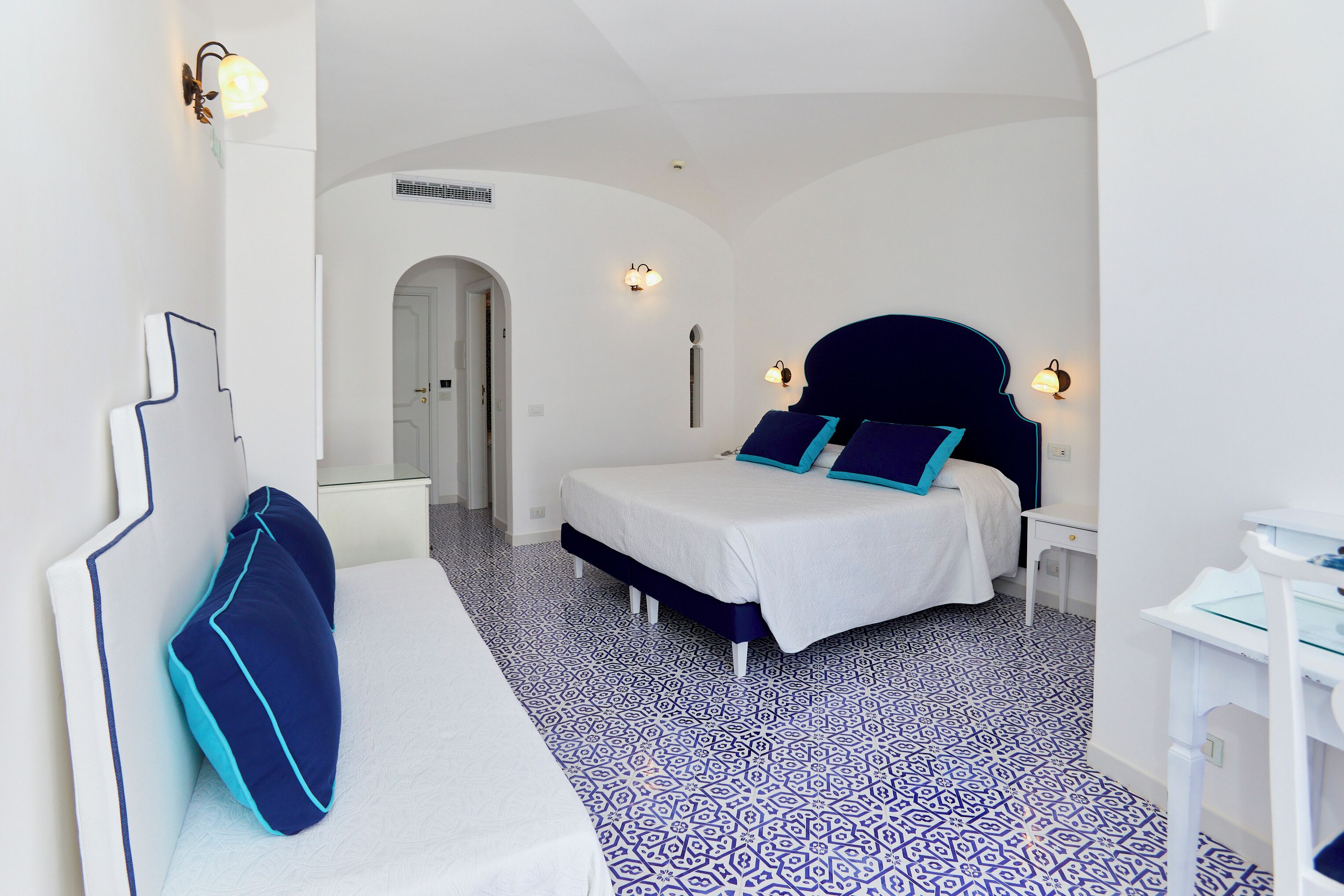 Deluxe-Dreibettzimmer, 1 Schlafzimmer, Meerblick | Italienische Bettbezüge von Frette, hochwertige Bettwaren