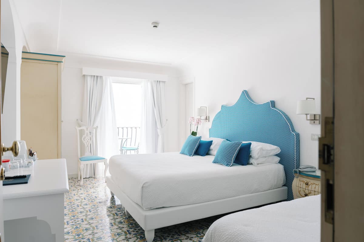 Chambre Triple Supérieure, balcon, vue mer | 1 chambre, draps italiens Frette, literie de qualité supérieure