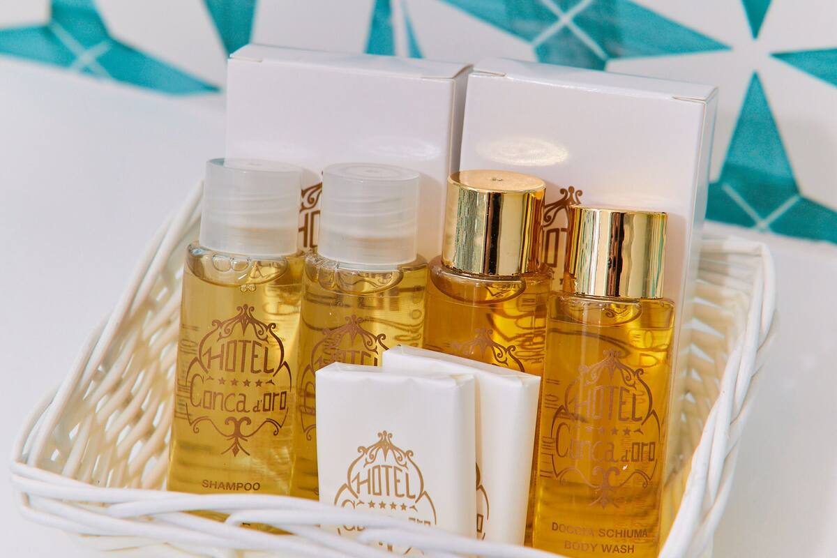 deluxe double or twin room, terrace, sea view | bathroom | hydromassage showerhead, free toiletries, hair dryer, bathrobes