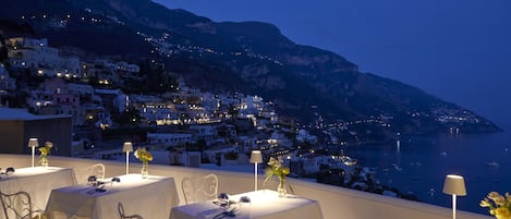 Sajian masakan Mediterania dengan pemandangan laut