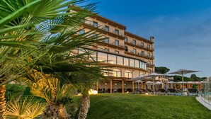 Un hôtel à plusieurs étages doté d’une terrasse et d’une piscine.