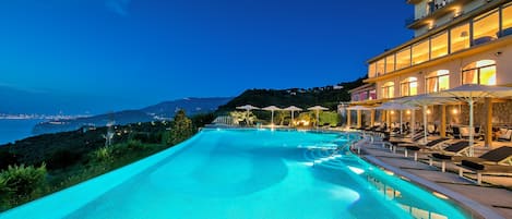 Piscine extérieure, parasols de plage, chaises longues