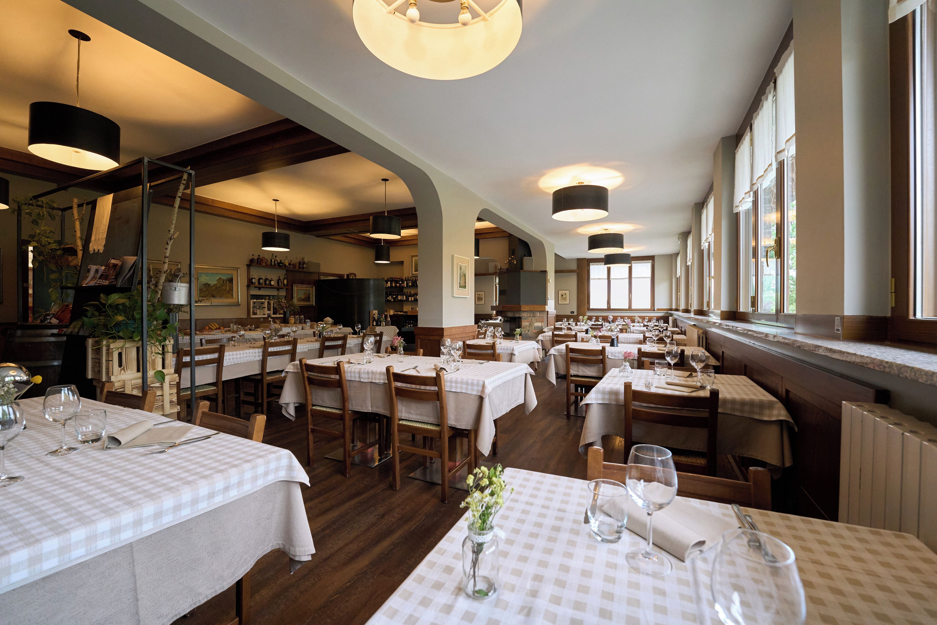 Serveert ontbijt, lunch en diner