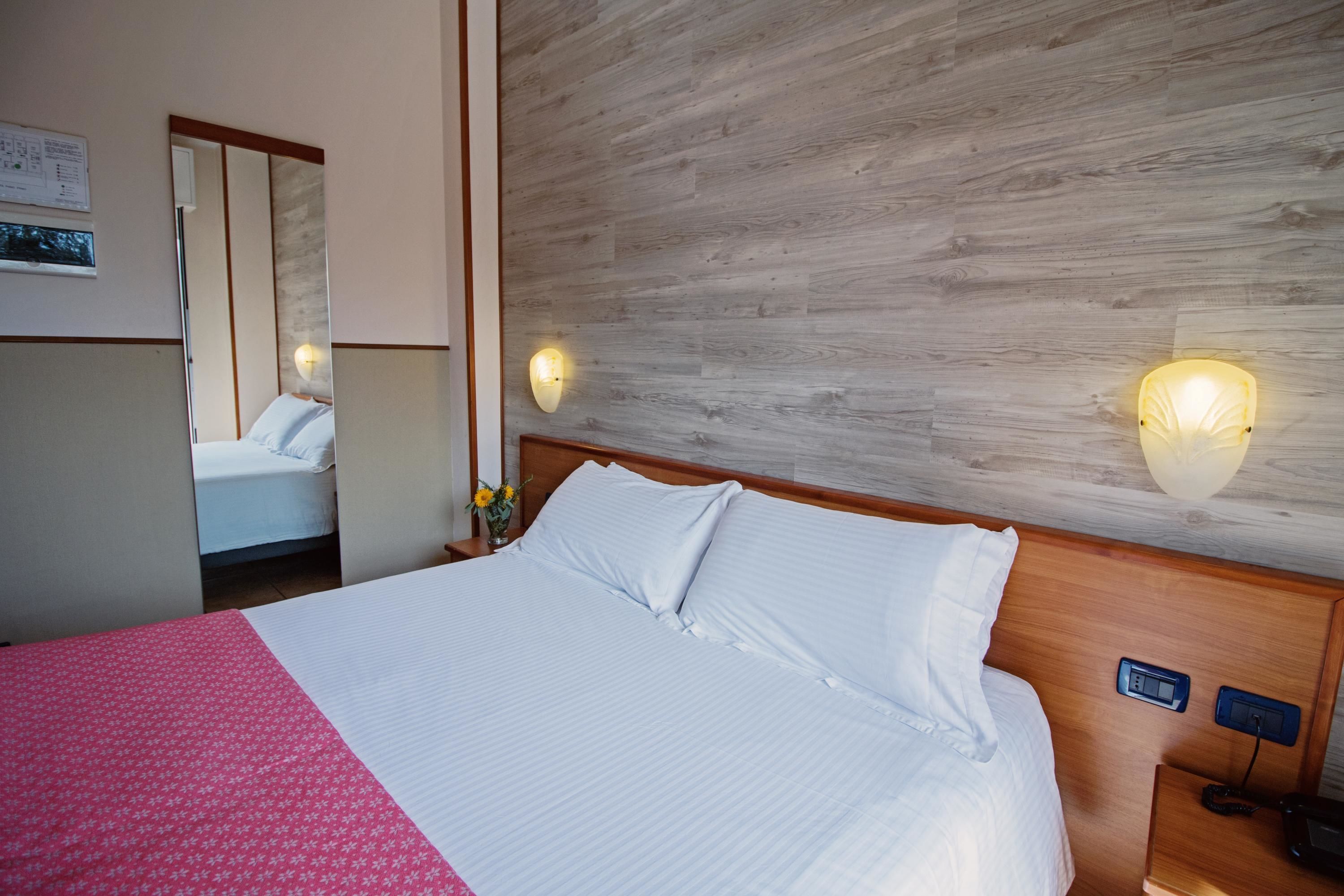 standard double room | individually decorated, individually furnished, desk, free wifi