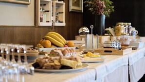 A buffet table with various food items, including fruits, eggs, and pastries. - Albergo Moderno (Fuipiano Valle Imagna)