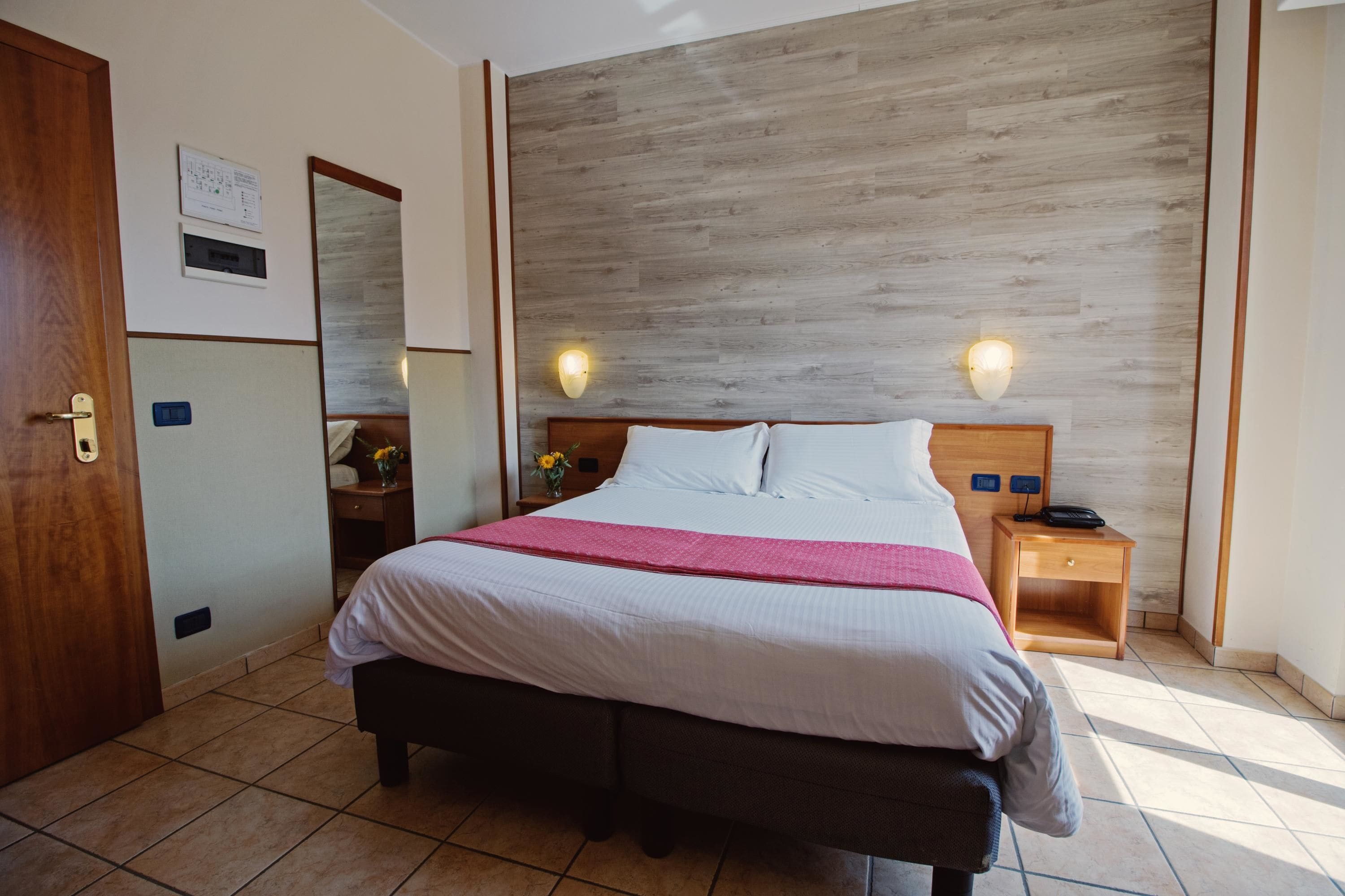 standard double room | individually decorated, individually furnished, desk, free wifi