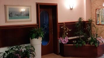 Televisión de pantalla plana de 32 pulgadas con canales vía satélite