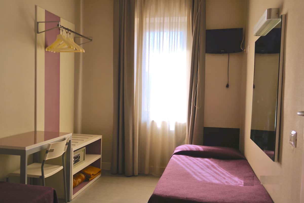 Habitación individual | Caja de seguridad en la habitación y decoración personalizada
