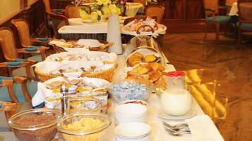 Tägliches Frühstücksbuffet (5 EUR pro Person)