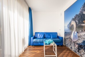 デラックス 4 人部屋 | リビング エリア | 薄型テレビ