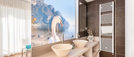 Deluxe Double Room | Bathroom | Shower, free toiletries, hair dryer, bidet