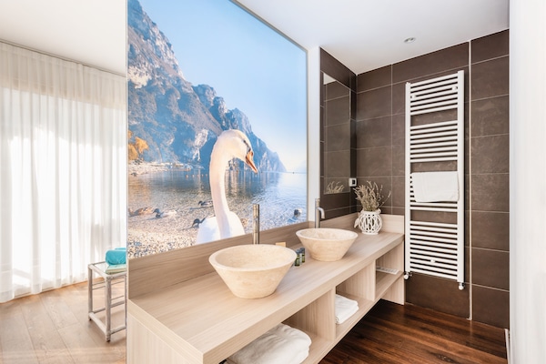 Quarto quádruplo luxo | Banheiro | Chuveiro, produtos de toalete grátis, secador de cabelo, bidê