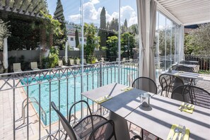 Outdoor pool, pool umbrellas, sun loungers