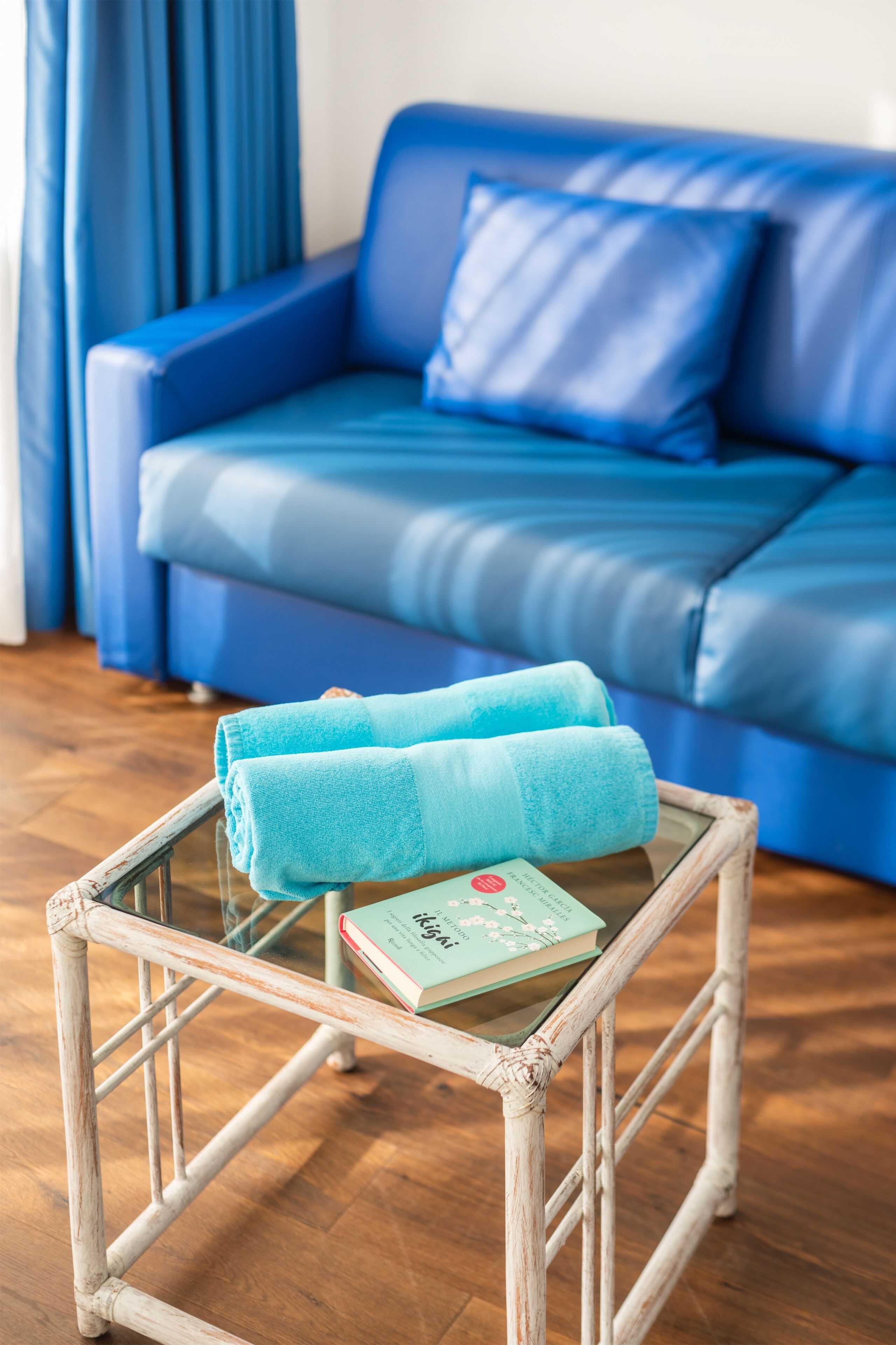 deluxe double room | living area | flat-screen tv