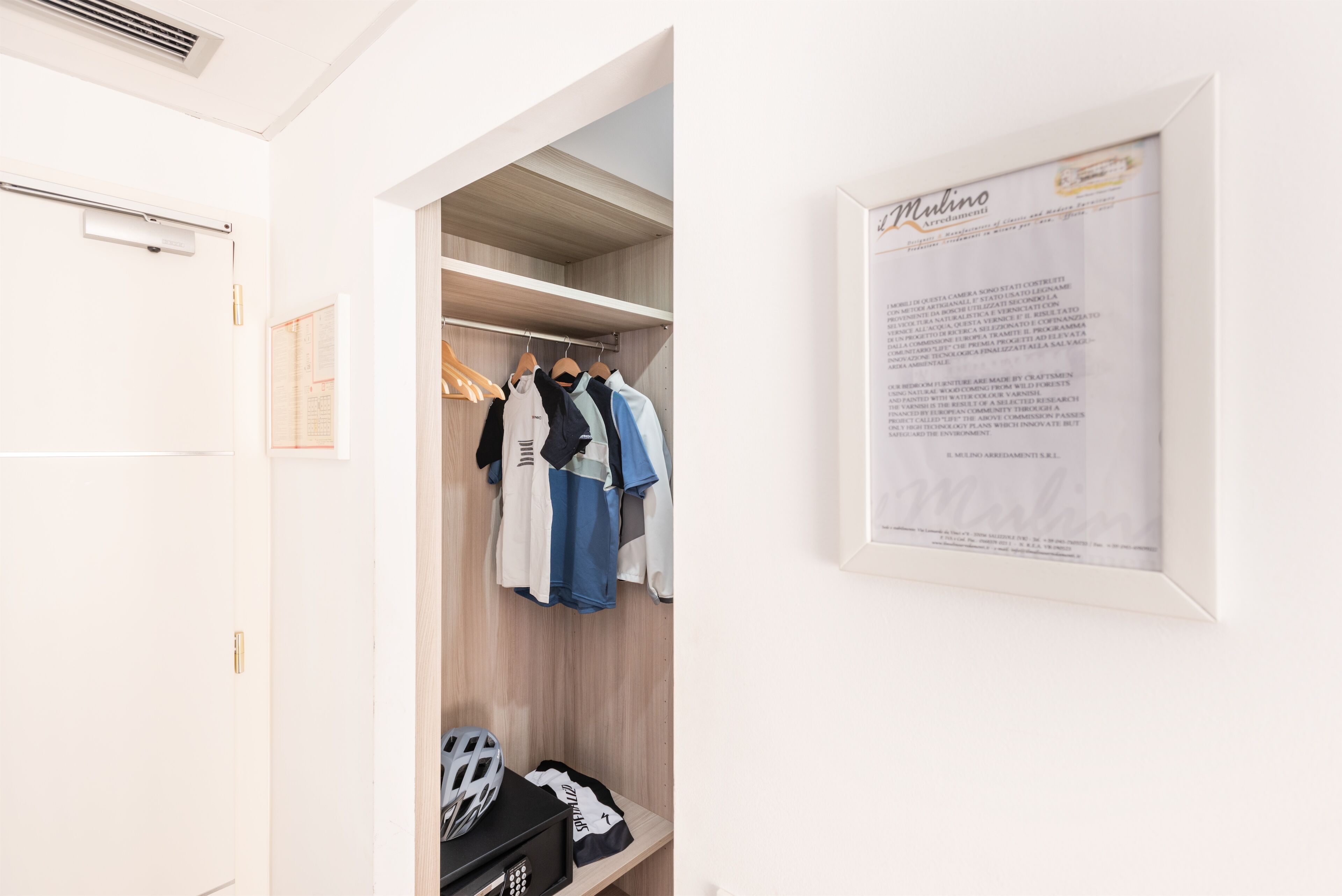 deluxe double room | wardrobe