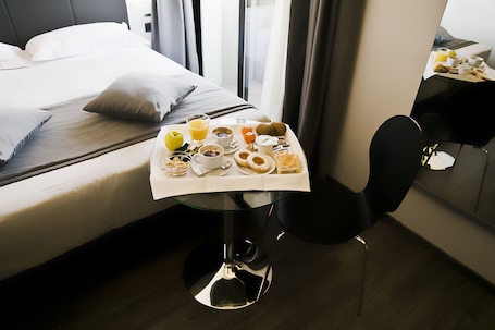 Biancheria da letto di alta qualità, copriletto in piuma, minibar. Hotel Ilga