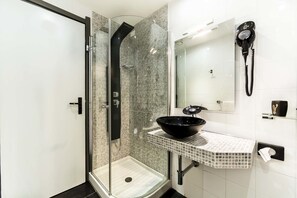 Superior Double Room Single Use | Bathroom | Rainfall showerhead, hair dryer, towels, soap - Hotel Ilga (Collecchio)