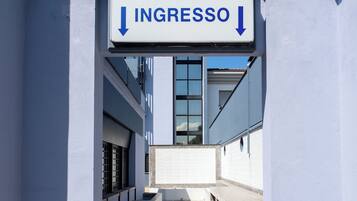 La entrada al Hotel Ilga, con un cartel que indica la dirección.