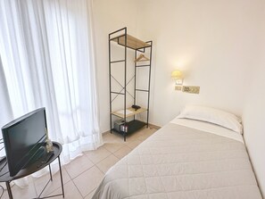 Single Room | 1 bedroom, premium bedding, down comforters, in-room safe