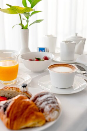 Desayuno buffet (EUR 10.00 por persona)