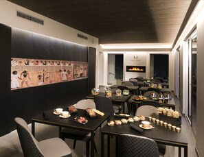 Desayuno continental (EUR 12 por persona) 