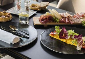 Daily continental breakfast (EUR 12 per person)