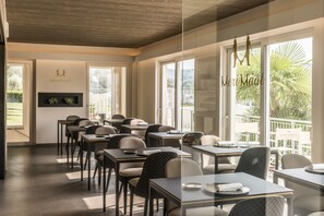 Daily continental breakfast (EUR 12 per person)